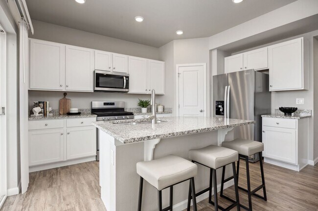 Building Photo - Gorgeous 3bed/3bath w/ Mountain Views - Bu...