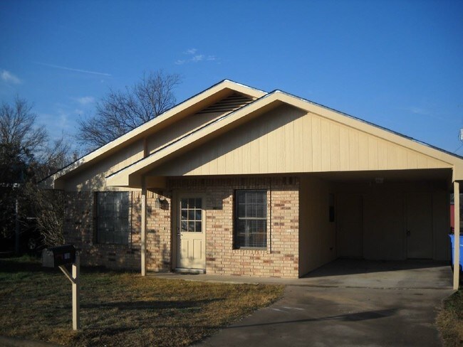 704 N West St Burnet Tx 78611 House For Rent In Burnet Tx Apartments Com