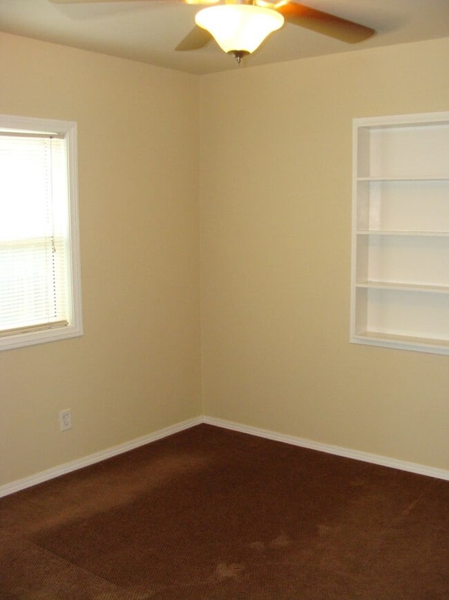 Building Photo - Beautiful 3Bedroom/2 Full Bath Plus Huge B...
