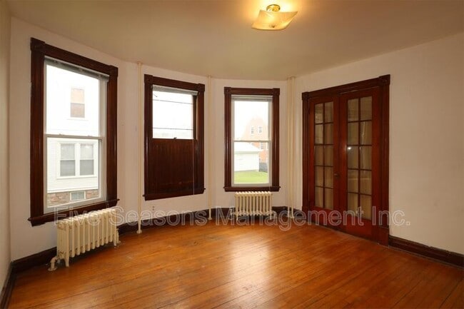 Building Photo - 122 Buell St