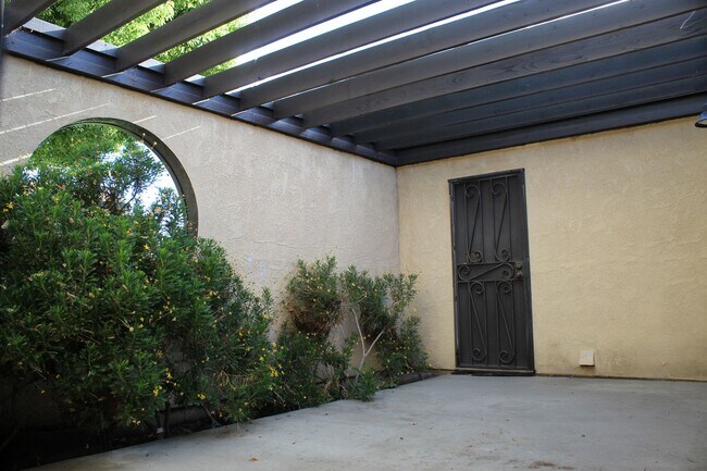 Foto del edificio - 2 Bed Condo w/Garage!