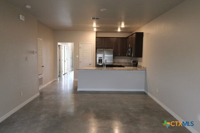 Building Photo - 640 Pacific Crest Trl