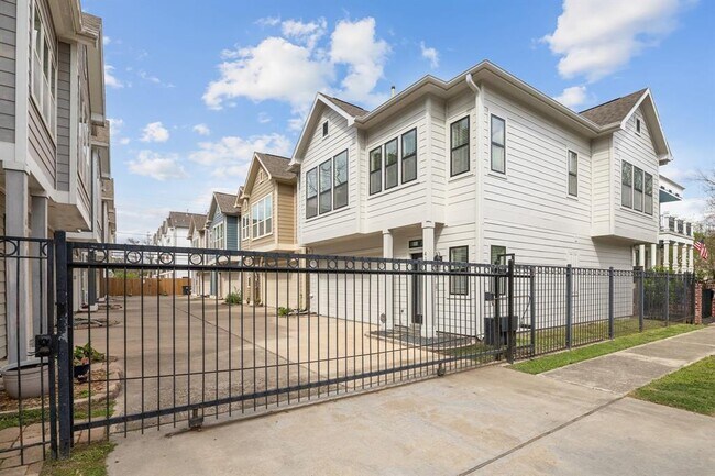 Building Photo - 415 W 27th St