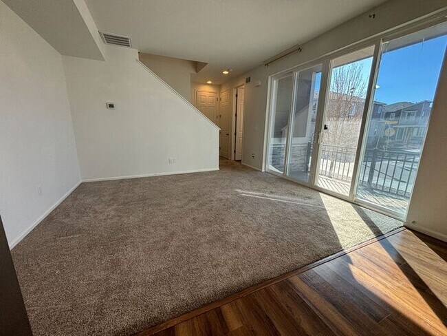 Building Photo - Beautiful 3-Bedroom Townhome with Modern A...