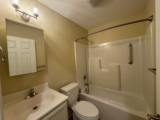 Foto del edificio - Freshly Renovated Two Bedroom One Bath Apa...