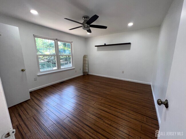 Building Photo - 68 Delancy Ct