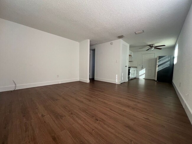 Building Photo - 9325 Goldenrod Rd