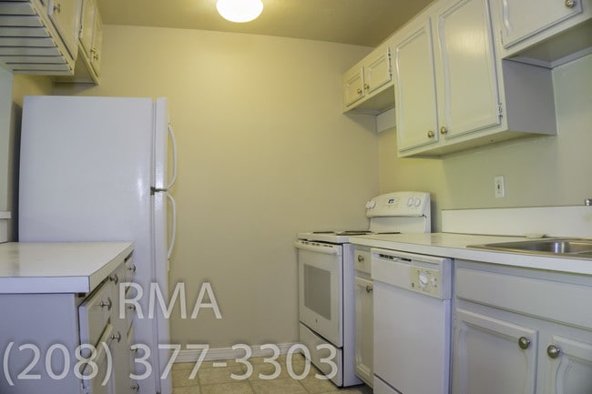 Building Photo - 1125 N Camelot Dr