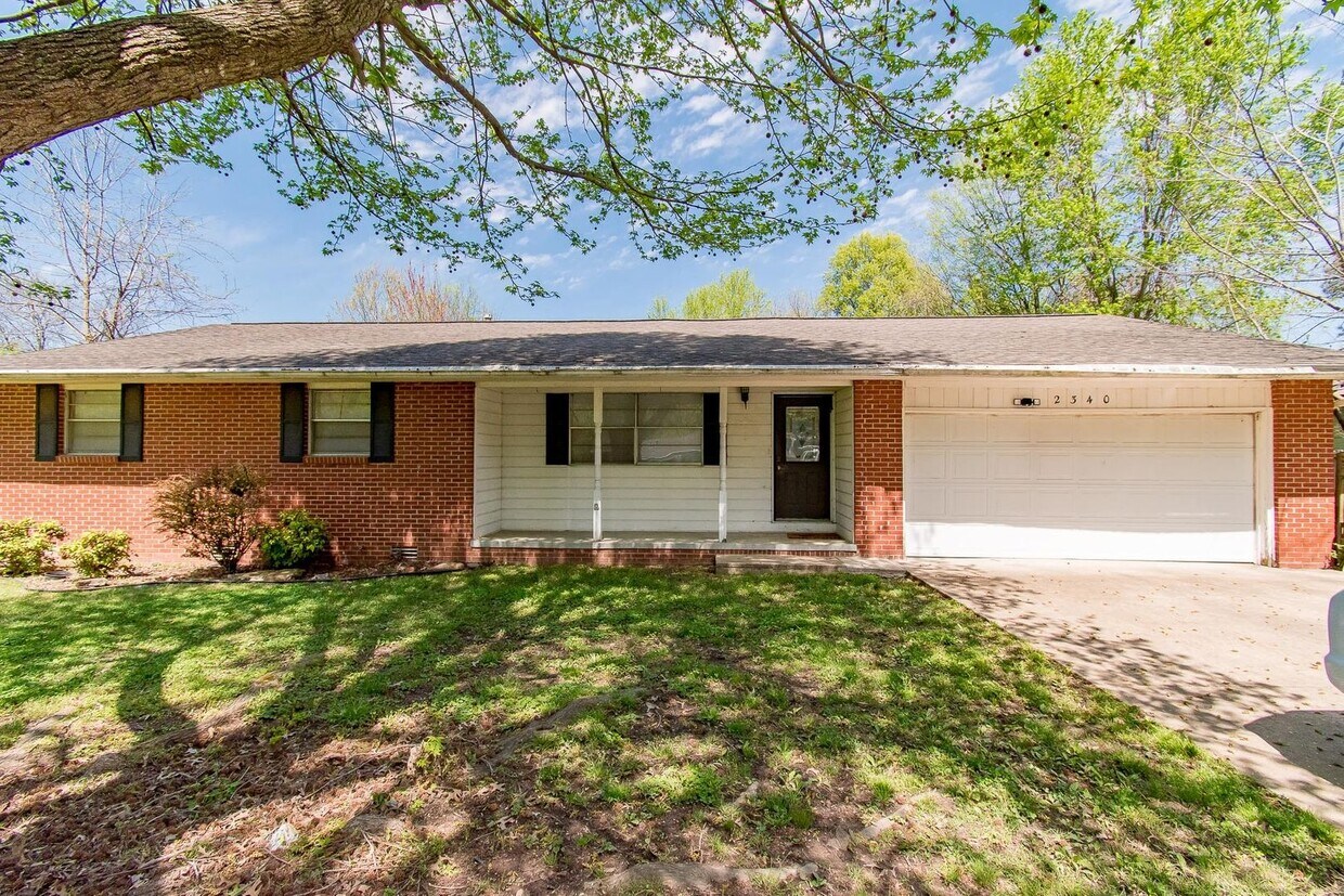 Primary Photo - 3 Bedroom 2 Bath Home Walking Distance to ...