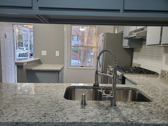 Building Photo - Royal Towne Park Decatur End Unit Townhome