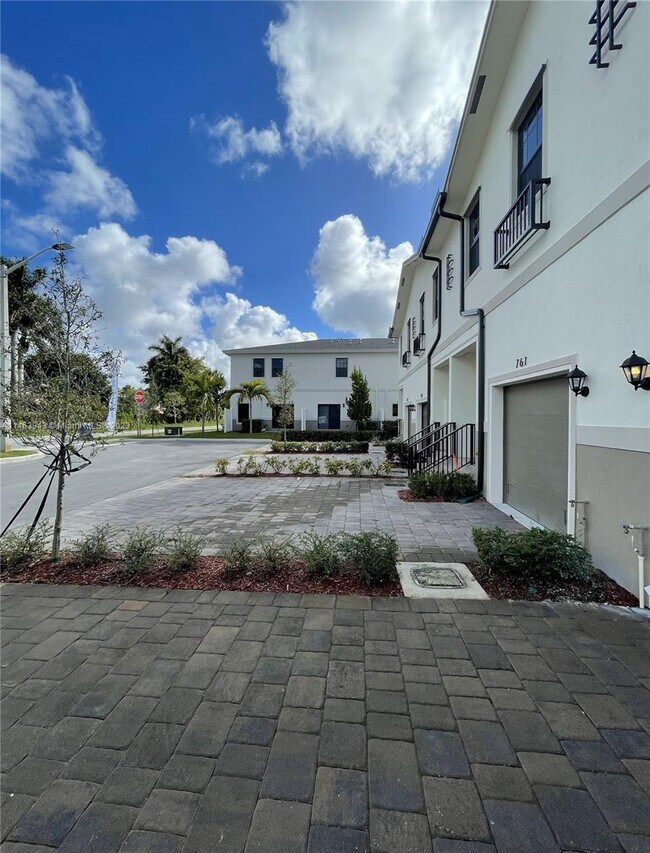 Building Photo - 767 SW 11th St