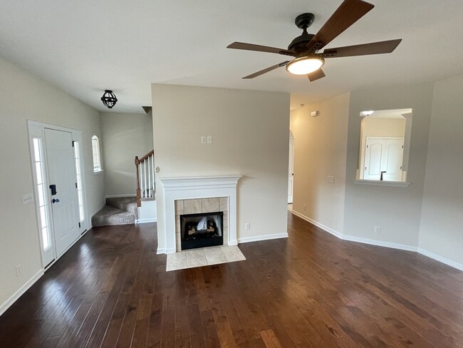 Building Photo - White House townhome- lawn care included, ...