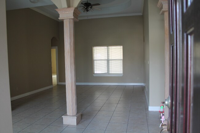 Building Photo - 208 E Baylor Ave