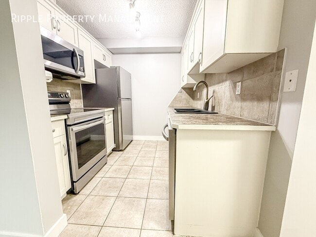 Building Photo - Modern 2 Beds, 2 Baths Apartment/Condo | A...
