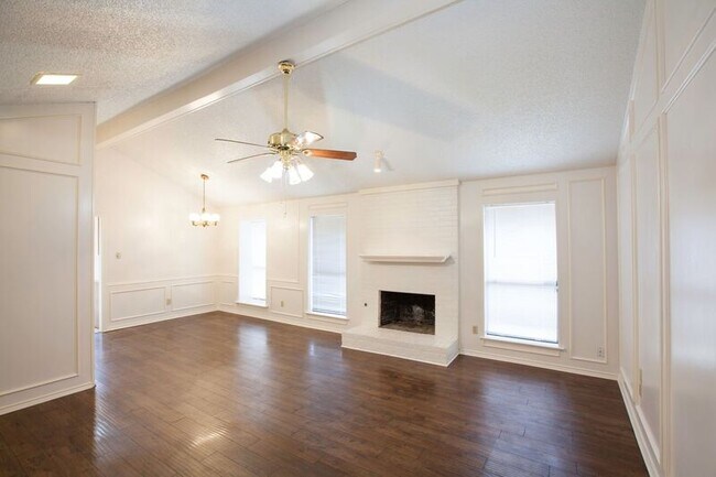 Foto del edificio - 2025 Lorient Dr