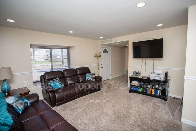 Building Photo - 207 Empress Ct