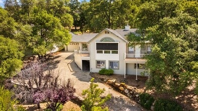 Building Photo - 18610 Jayhawk Dr