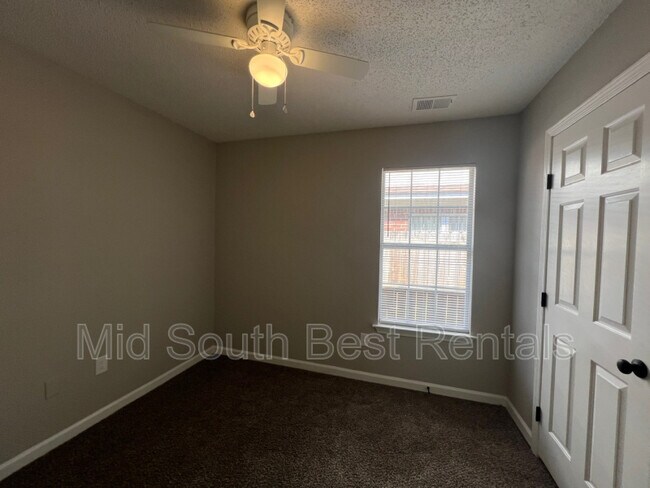 Foto del edificio - 3022 Meadows Ln
