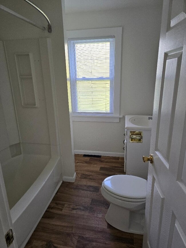 Building Photo - 522 Mabel St