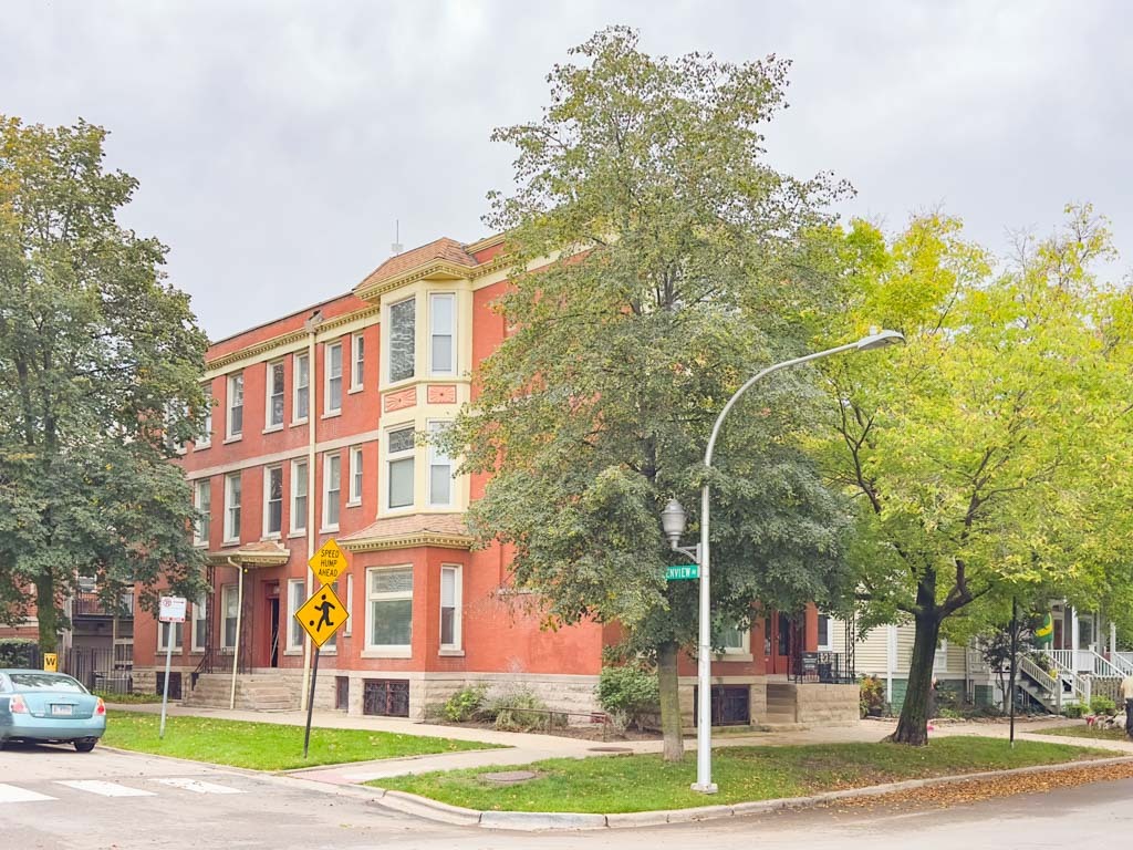 Primary Photo - 1521 W Leland Ave