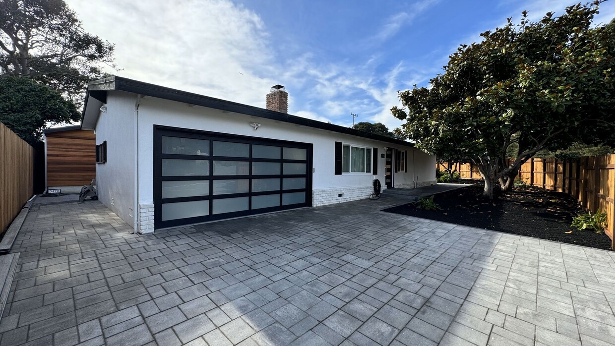 Primary Photo - Mission Fields Home, 3 bedroom 2 bath, Fir...