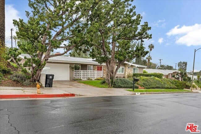 Building Photo - 5817 Lockhurst Dr