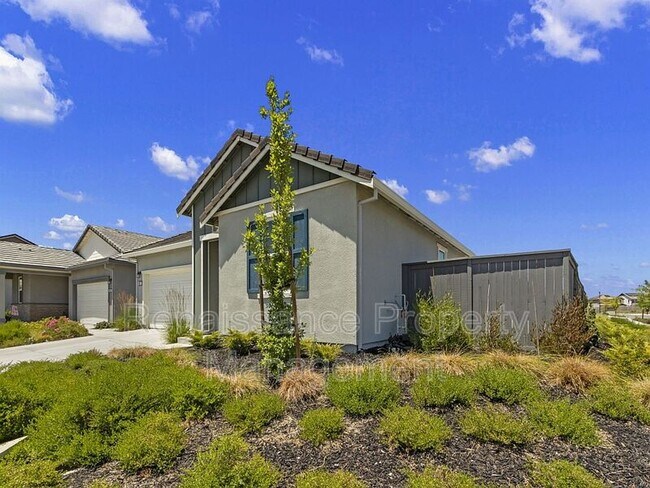 Building Photo - 857 Loon St