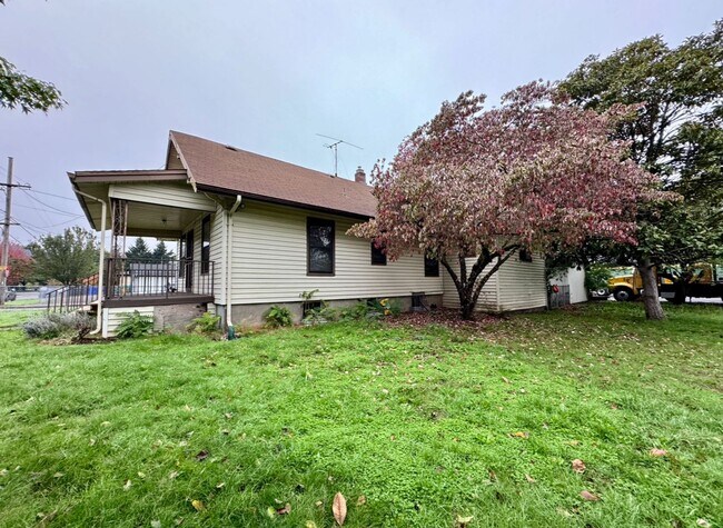 Foto del edificio - Vintage Living In Montavilla~ Front Porch~ Unfinished Basement~ Large Fully Fenced Yard