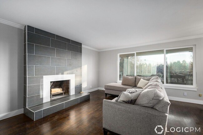 Building Photo - Stunning Single Family Home In Amazing Mou...