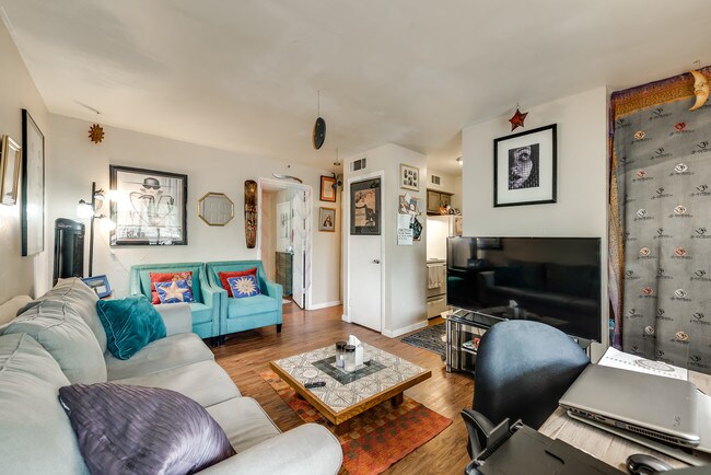 Foto del edificio - 5825 Reiger Ave