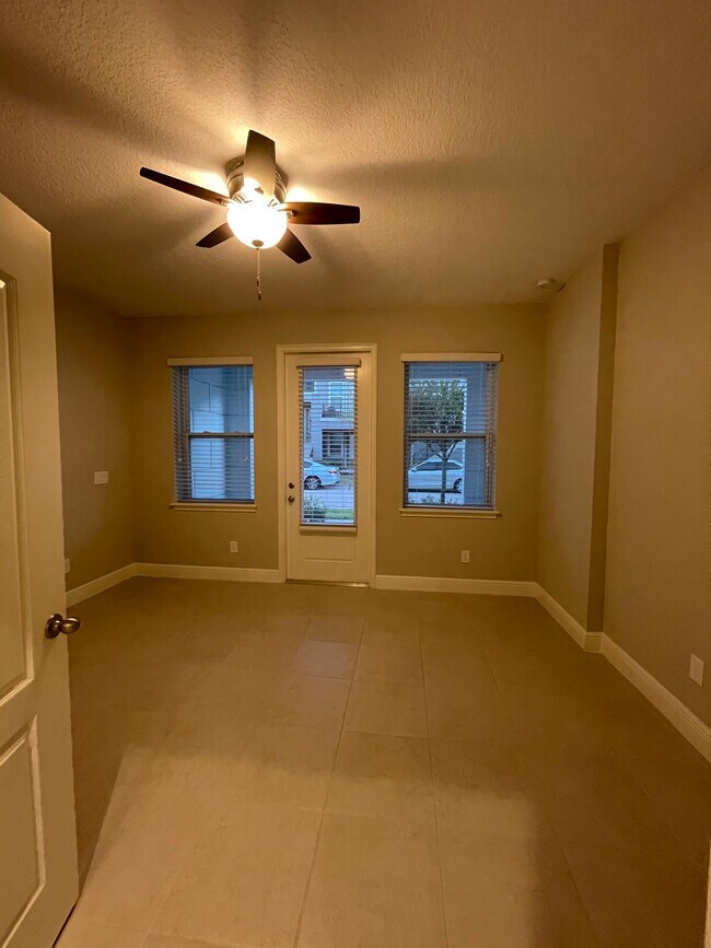 Foto del edificio - 8467 Karrer Terrace