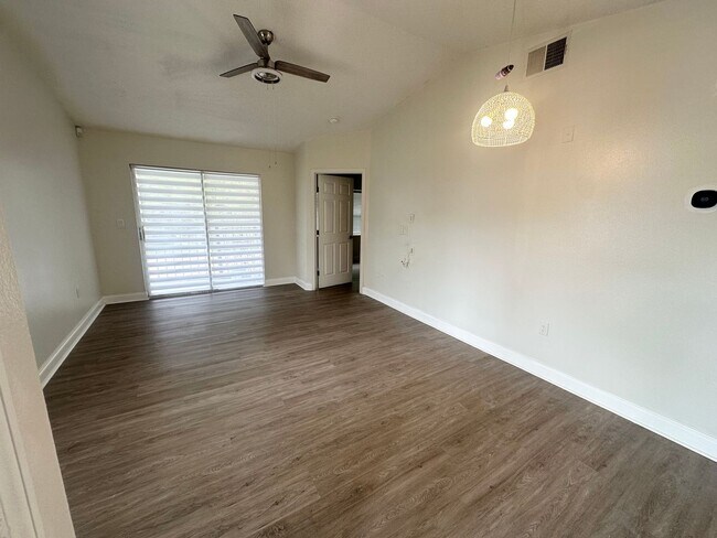 Building Photo - 3 Bedroom, 2 Bath Condo w/ Balcony For Rent