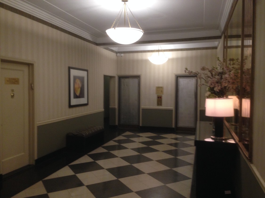 Foto principal - 205 W 55th St