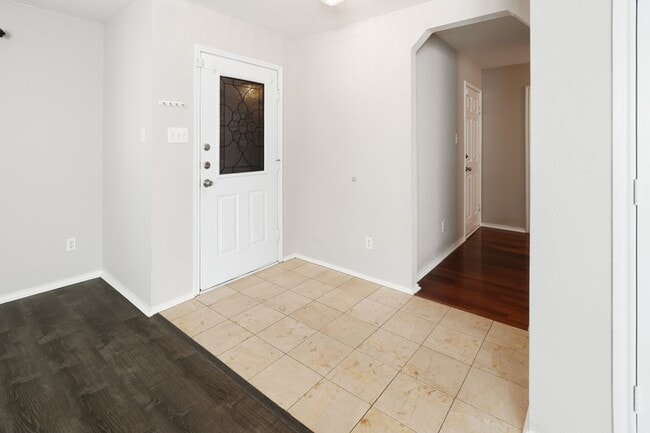 Building Photo - 5 Bedroom/3 Bath Retama Springs Subdivision