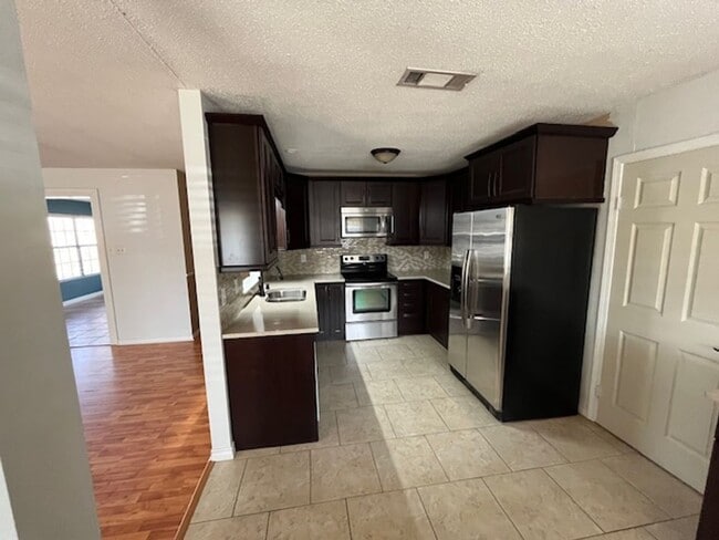 Building Photo - 73 Oak Forest Loop