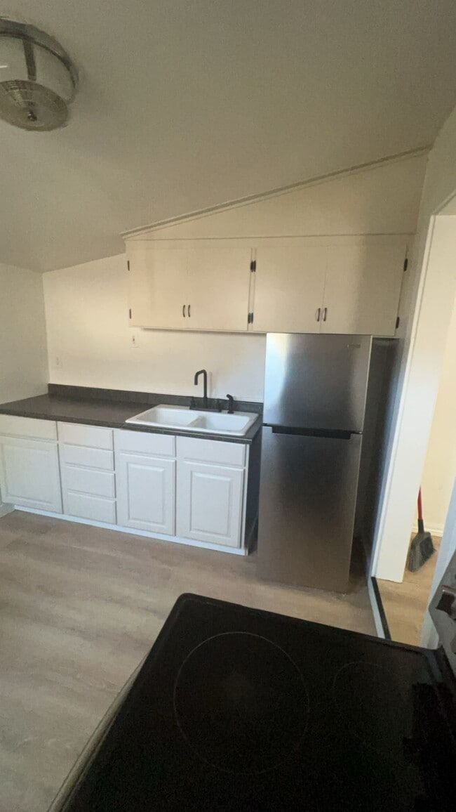 Building Photo - 348 S Lee Ave