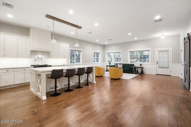 Foto del edificio - 4311 E Earll Dr