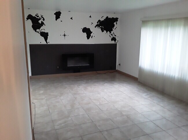 Building Photo - 2053 E Sauk Trail