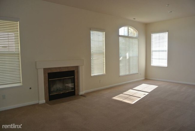 Building Photo - 4 br, 2 bath House - 214 Oak Ave.