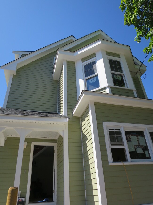 Building Photo - 41 Thorndike St