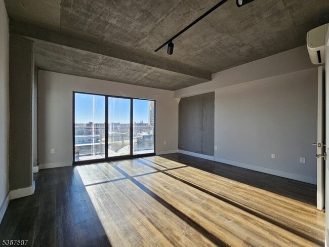 Building Photo - 60 Elm St