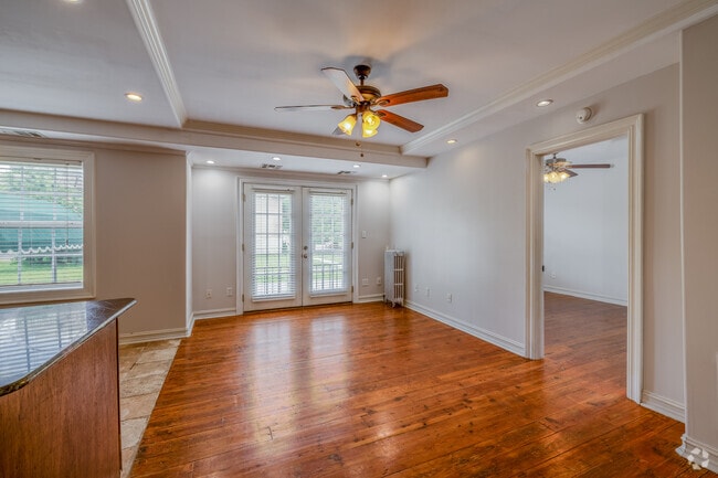 1BR, 1BA - 700SF - Living Area - Baltimore Arms Apartments