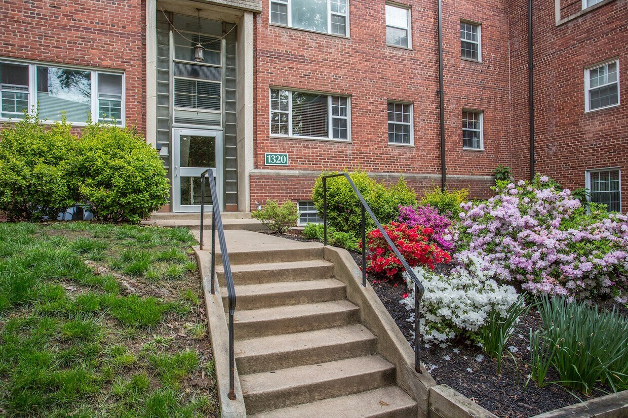 Front Entrance - 1320 Fort Myer Dr