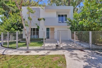 Building Photo - 2851 SW 33rd Ct