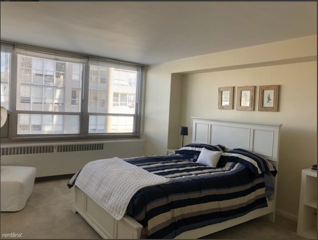 Foto del edificio - 1 br, 1 bath  - 3950 N Lake Shore Dr Apt 612