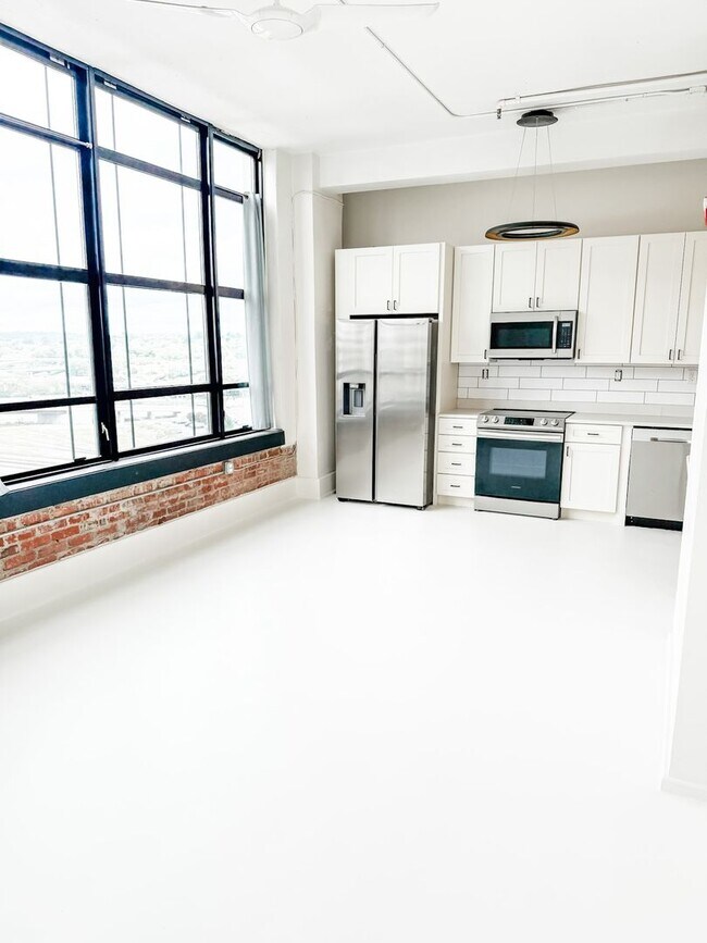 Building Photo - COMING SOON!! Gorgeous 2 bedroom 1 bath Condo on Gay Street in downtown Knoxville!!!