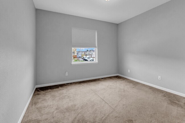 Foto del edificio - Beautiful low-maintenance ranch home with turf in front and back!