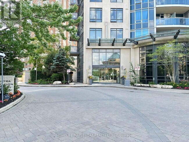 Photo du bâtiment - 330-330 Burnhamthorpe Rd W