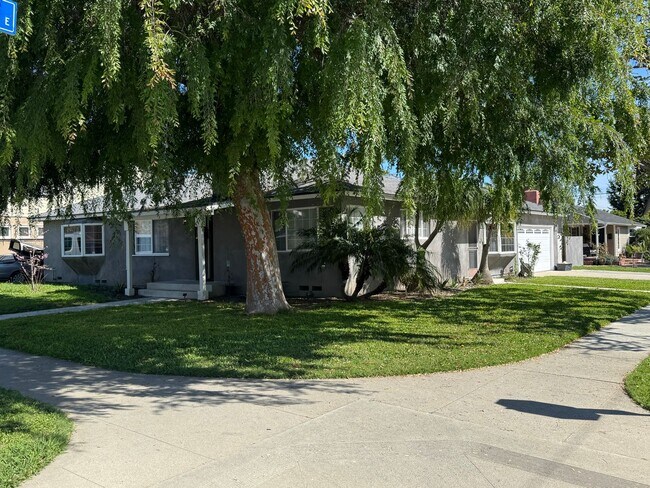 Foto del edificio - Beautiful 3 bedroom 2 bath Pool Home...  this one is a SHOW STOPPER