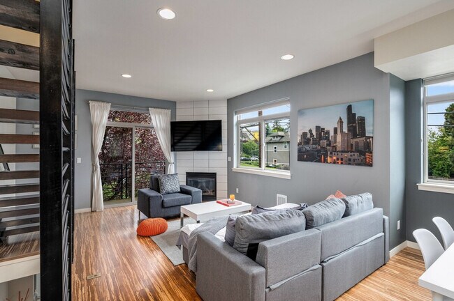 Building Photo - 1220 E Columbia St